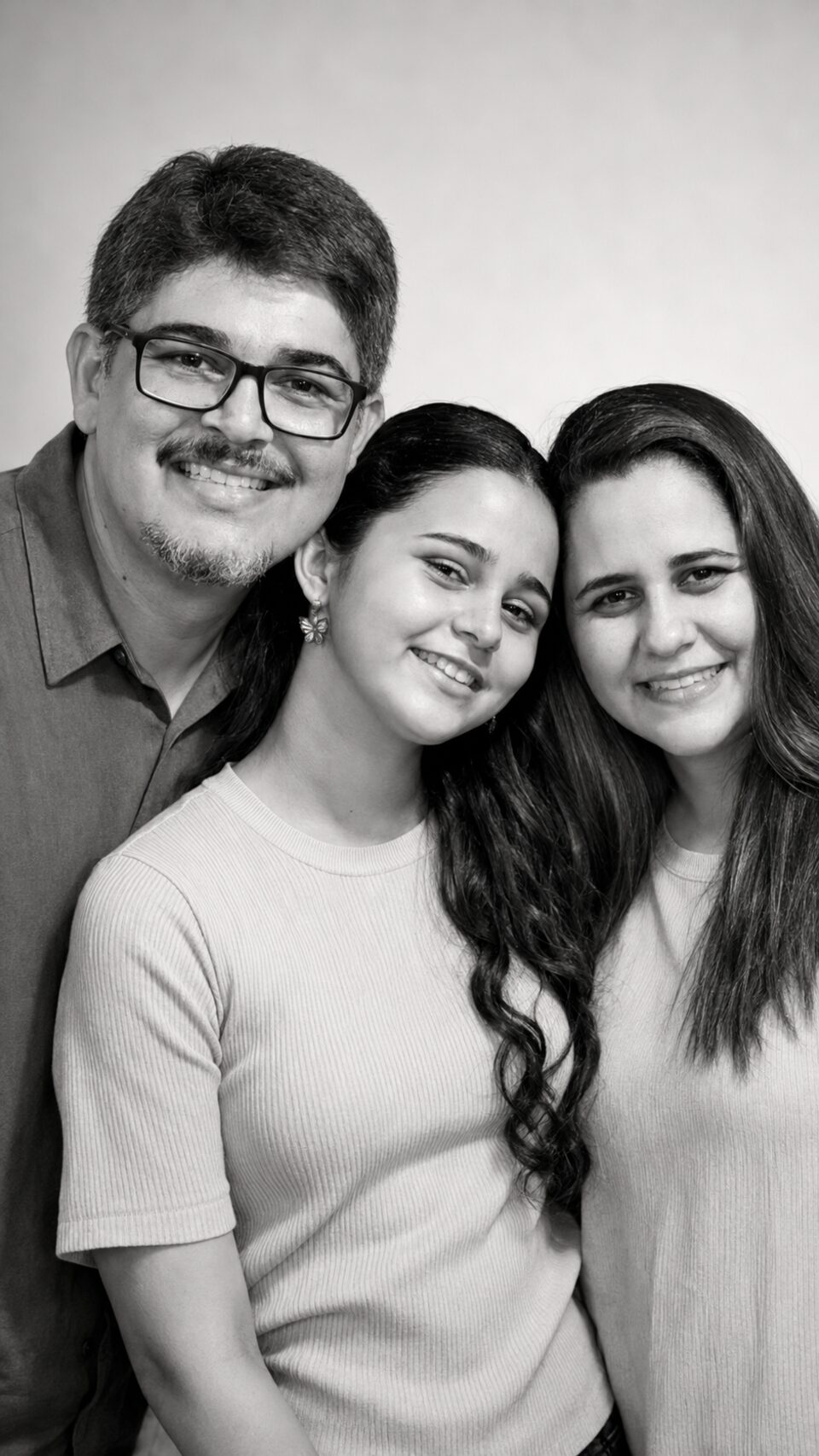 Família Valentim: pai, filha e mãe sorrindo juntos